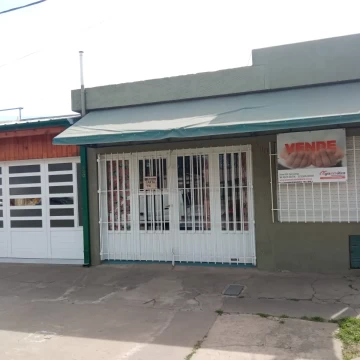 Casa en venta de 2 dormitorios c/ cochera en San Lorenzo