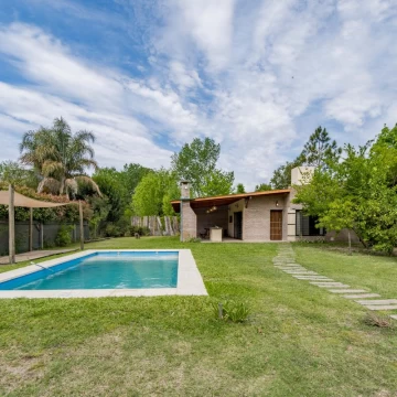 VENTA/PERMUTA  - Casa 2 dormitorios con jardín y piscina - Roldán, Santa Fe.