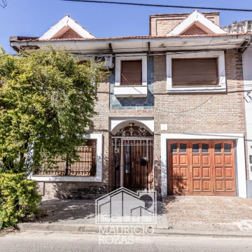 CASA DE 4 DORMITORIOS EN ARROYITO RESIDENCIAL