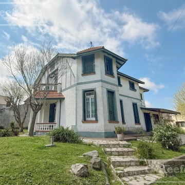 OPORTUNIDAD Gran Casa de 8 ambientes en venta APTO CREDITO. Con Jardin, pileta y cochera.