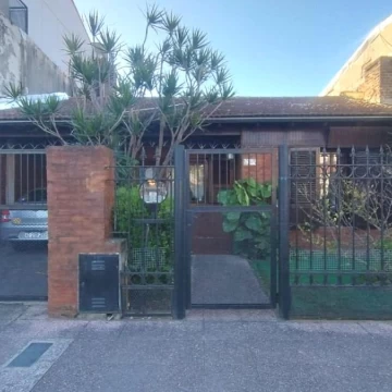 Casa tipo chalet en venta 4 ambientes, cochera, quincho, jardín, pileta en Virreyes