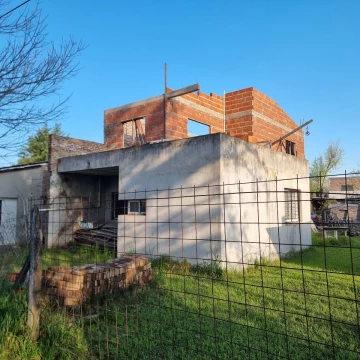 VENTA | PERMUTA - Casa de 3 dormitorios y balcón - Barrio Los Troncos, Funes.