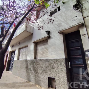 CASA EN VENTA | 2 PLANTAS | CALLE 54 E/ 8 Y 9 – MICROCENTRO LA PLATA