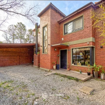 VENTA | PERMUTA - Casa de dos dormitorios, galería, jardín y piscina - Funes.