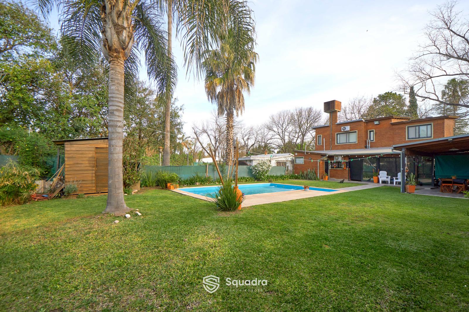 Jardin con piscina