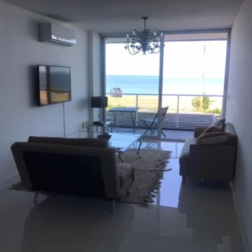 Alquiler anual apartamento 1 dormitorio frente al mar Playa Mansa 