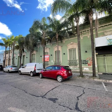 Local en Venta, en Lujan Centro ideal para inversión y desarrollo