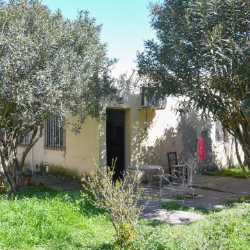 Casa en venta en Álvarez de 2 Dormitorios y Amplio Patio