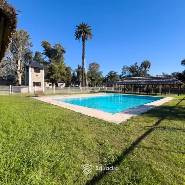 VENTA - Quinta con salón de eventos, hotel, casa de casero, pileta y canchas recreativas. Soldini. 