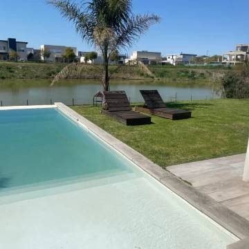 Hermosa Casa a La Laguna en El Canton