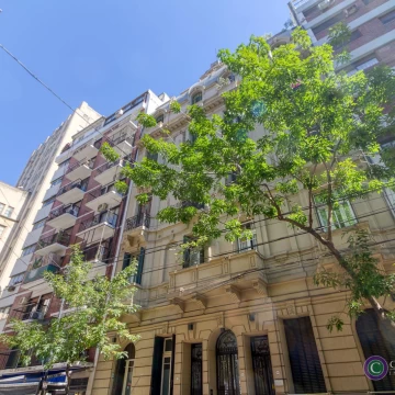Junín y Av. Santa Fe - Edificio Estilo Francés - Oportunidad - Departamento de 4 amb. c/ 2 Patios