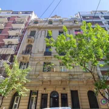 Junín y Av. Santa Fe - Edificio Estilo Francés - Oportunidad - Departamento de 4 amb. c/ 2 Patios