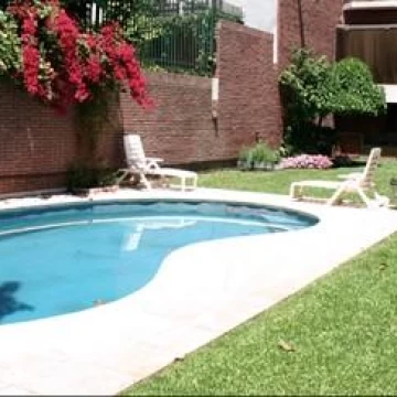 Casa en venta en Barrio Parque. 500 m2 cub   300 m2 de jardín. Pileta. 7 dorm, garage para 5 autos.