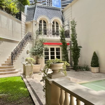 Casa en  Palermo Chico con pileta y jardin, reciclada a nuevo