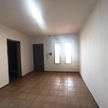 2º por escalera, 1º en precio: depto con patio sobre Av. Alberdi