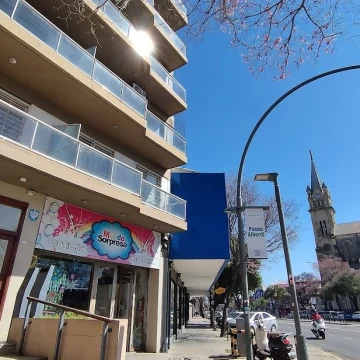 1 dormitorio sobre Av Alberdi, con la tranquilidad de un contra frente