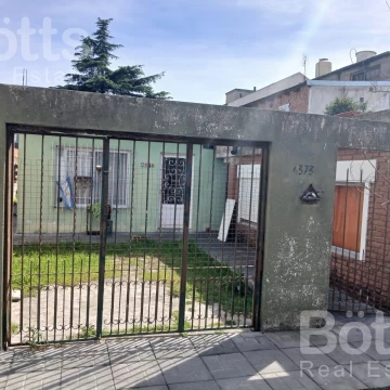 Casa 90 m2 sobre lote propio de 200 m2 . 3 amb ,con cochera y jardinde . Berazategui centro