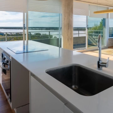 VENTA DEPARTAMENTO , DE TRES DORMITORIOS CON TERRAZA AL RIO , BALCÓN Y AMENITIES EN ARROYITO.