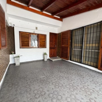VENDE casa ubicada en Bolivar 836