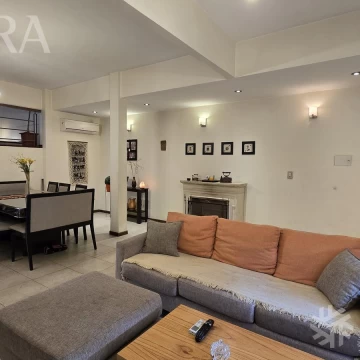 Venta casa 4 ambientes con cochera y parque en Barracas