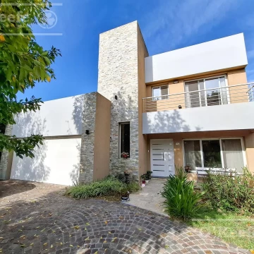 Casa en venta en barrio Las Acacias, Hudson. Con escritura. Apta crédito!