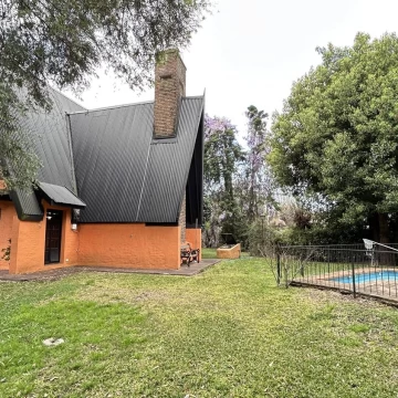 Casa alpina en venta, con 3 dormitorios y gran lote de esquina