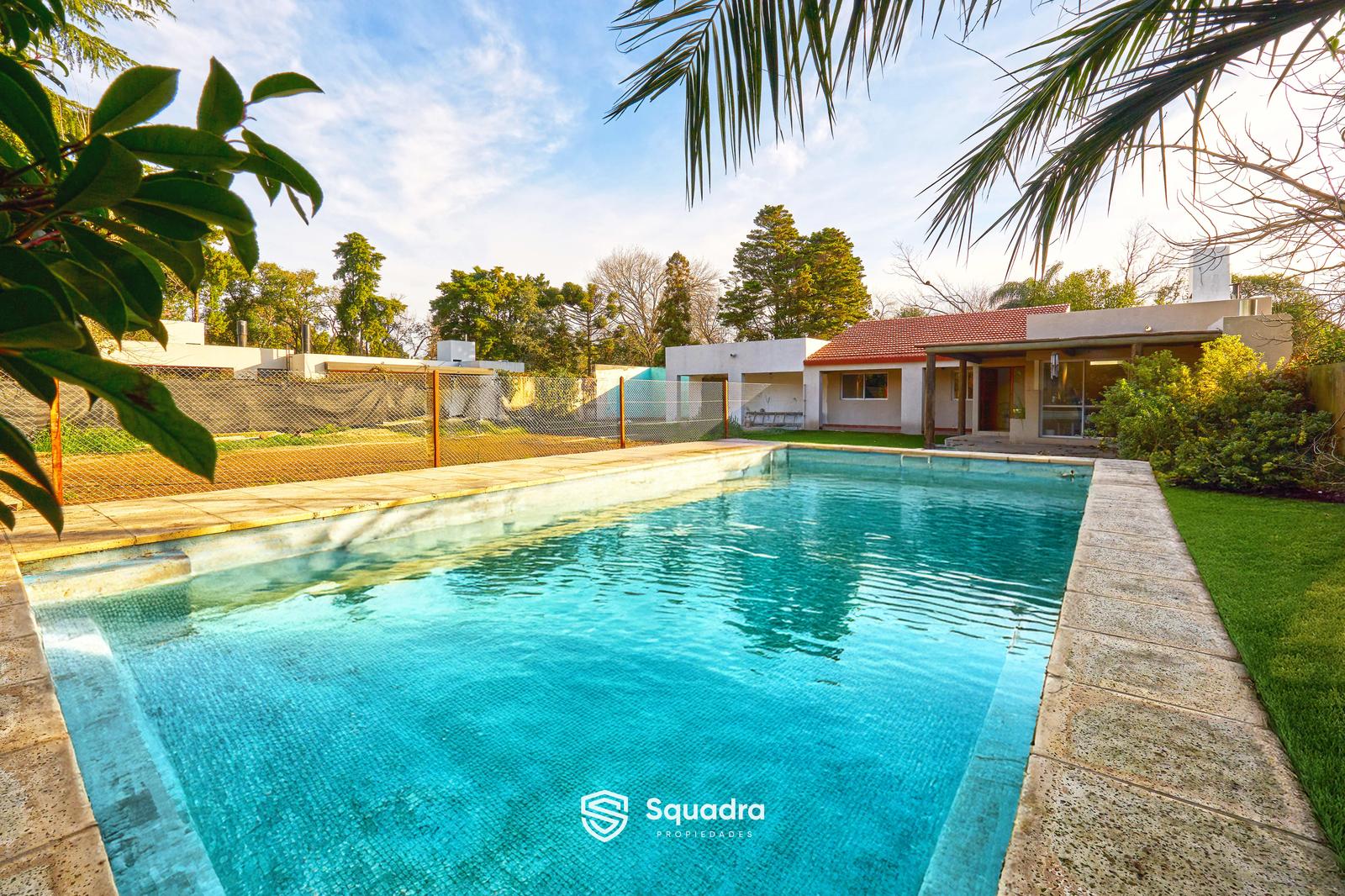 Jardín con piscina