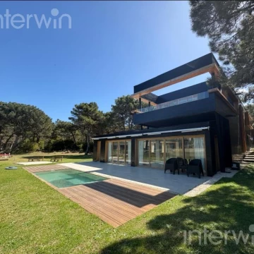 Casa en Venta - 6 Ambientes - Full Amenities - Cochera - Pinamar - Barrio  Privado