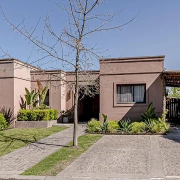 Casa en venta en barrio la Comarca, lote interno