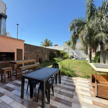 Casa en venta de 5 ambientes con cochera y piscina - Villa Ballester