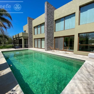 Casa en venta en Abril club de Campo Hudson Berazategui, fondo golf