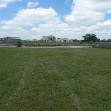 Venta terreno  en Barrio Santa Clara al Sur, a la laguna 
