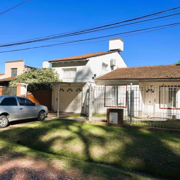 casa de 4 ambientes en venta en lujan  con patio y cochera apto credito
