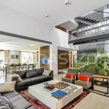 Casa en Venta de 5 dormitorios en Vicente López. Gran categoría. Moderna.Ascensor, jardín y terraza.
