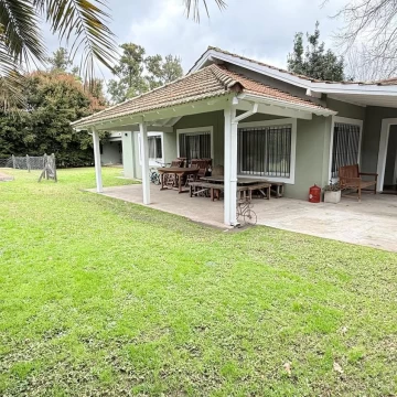 Casa en venta en CC Mapuche en una planta con piscina
