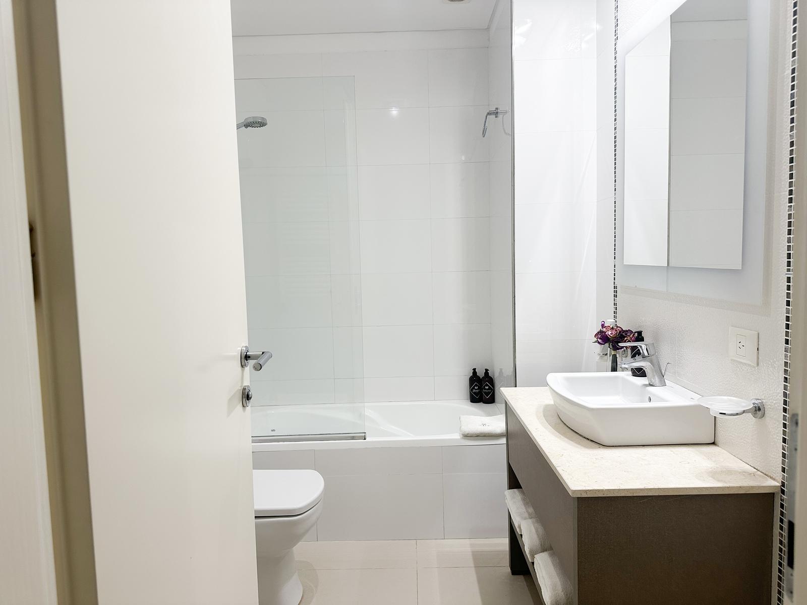 baño completo frente a cuarto