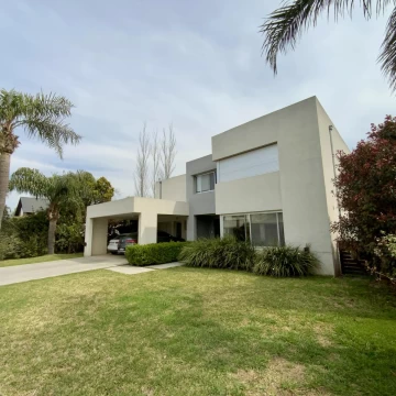 Funes Hills Cadaques - Casa De 3 Dormitorios Con Pileta En Venta - Barrio Privado