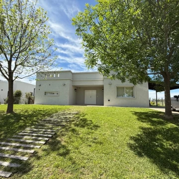 Casa en venta 3 dormitorios    Estudio San Sebastian Area 12