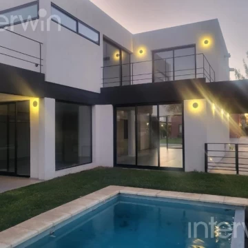 Casa en Venta - 5 ambientes - Piscina - Jardín - Cochera - Adrogue Chico
