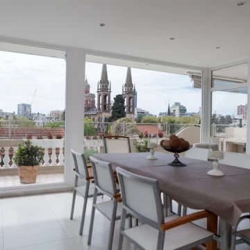 IMPORTANTE CASA - PILETA - ASCENSOR - 4 SUITES