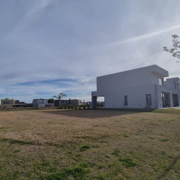 Terreno en Riberas, Puertos del Lago, perimetral, todo construido alrededor