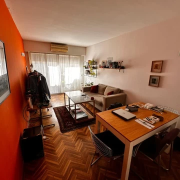 Luminoso departamento dos ambientes con cochera en venta en Martinez