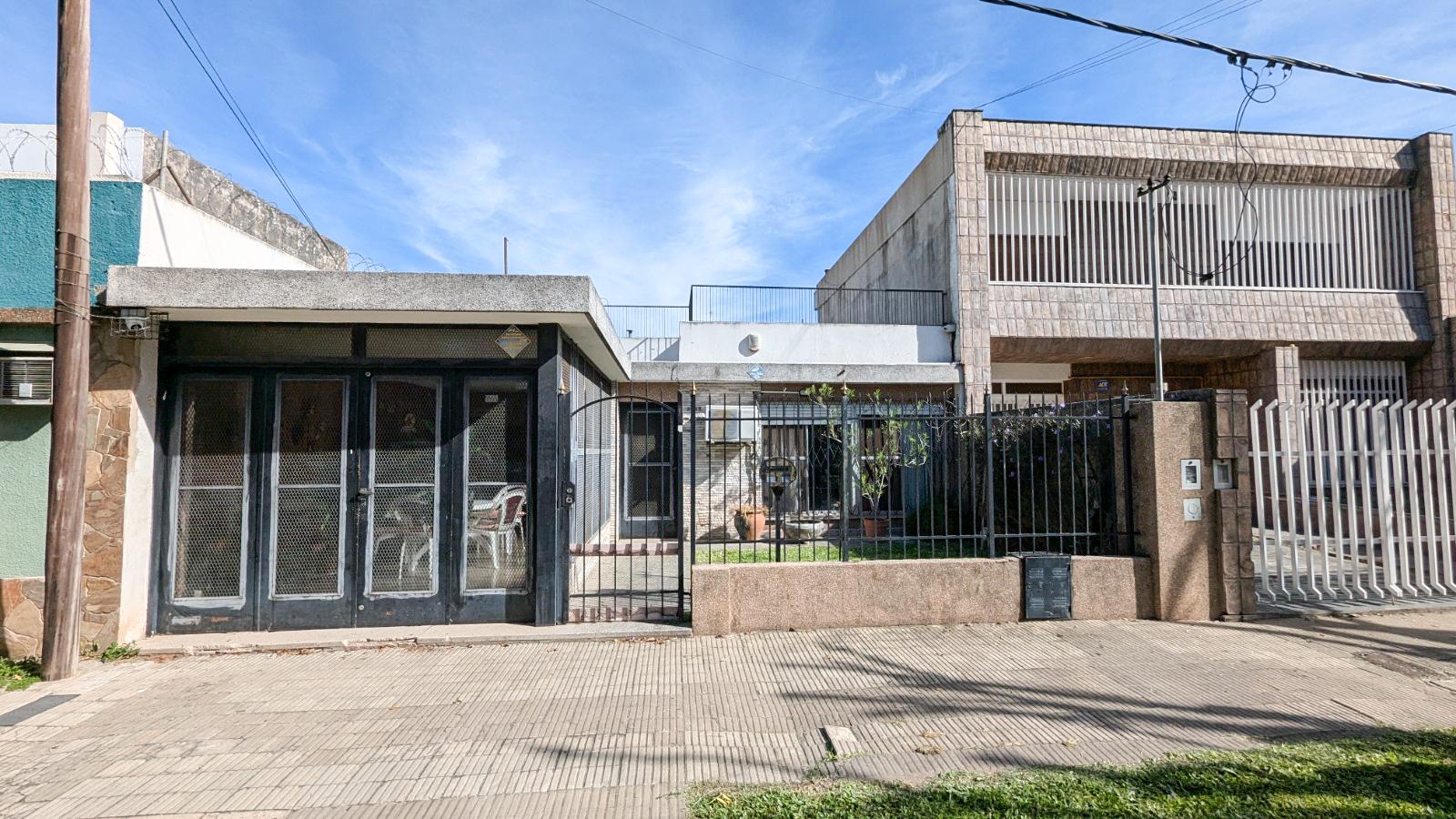 Casa en venta de 3 dormitorios con patio, parrilla y cochera - Rosario, Jorge Cura