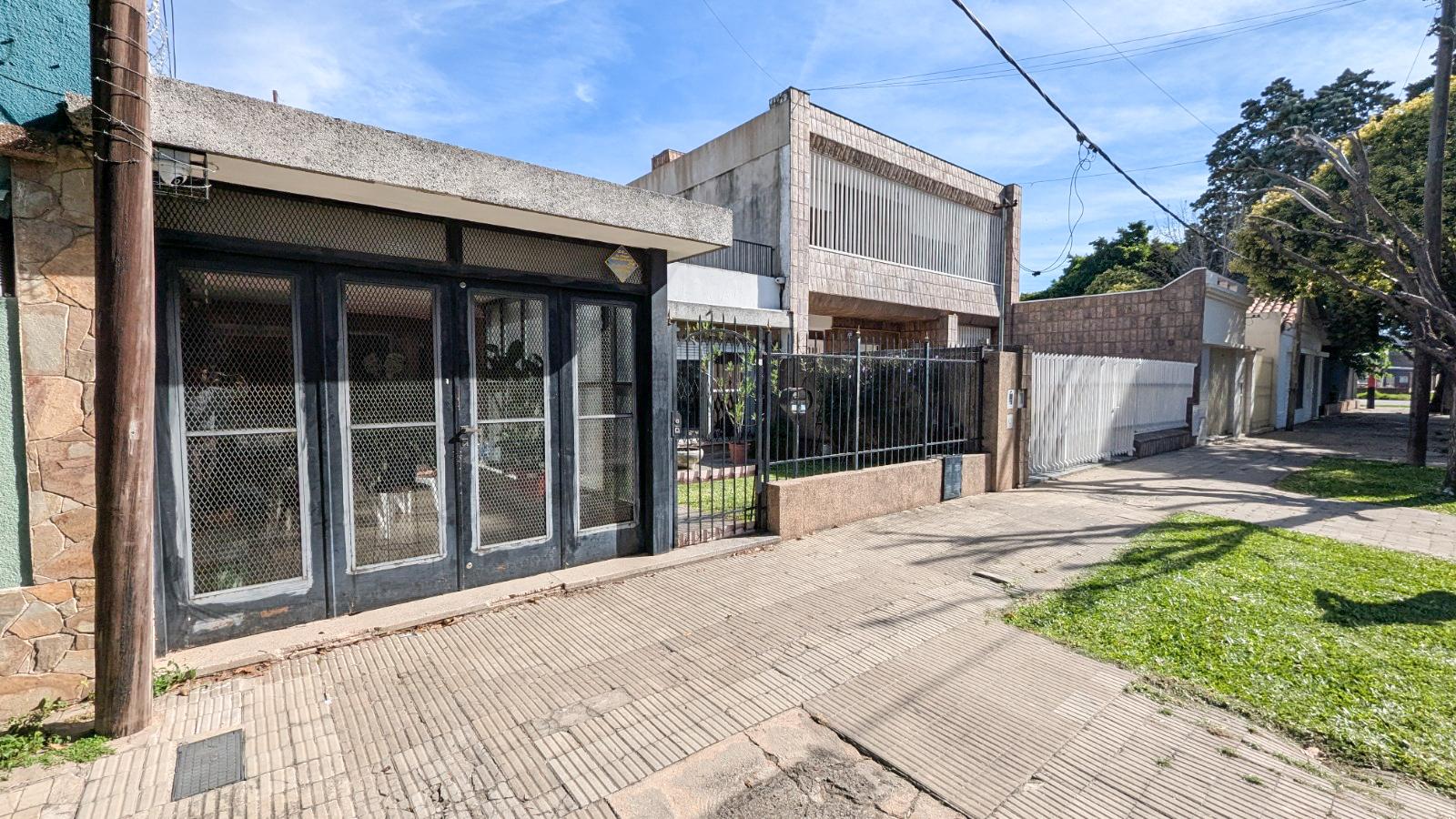 Casa en venta de 3 dormitorios con patio, parrilla y cochera - Rosario, Jorge Cura
