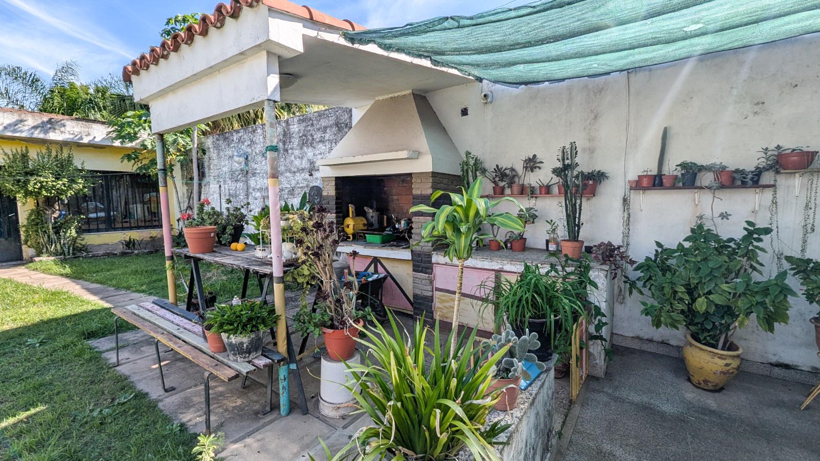 Casa en venta de 3 dormitorios con patio, parrilla y cochera - Rosario, Jorge Cura