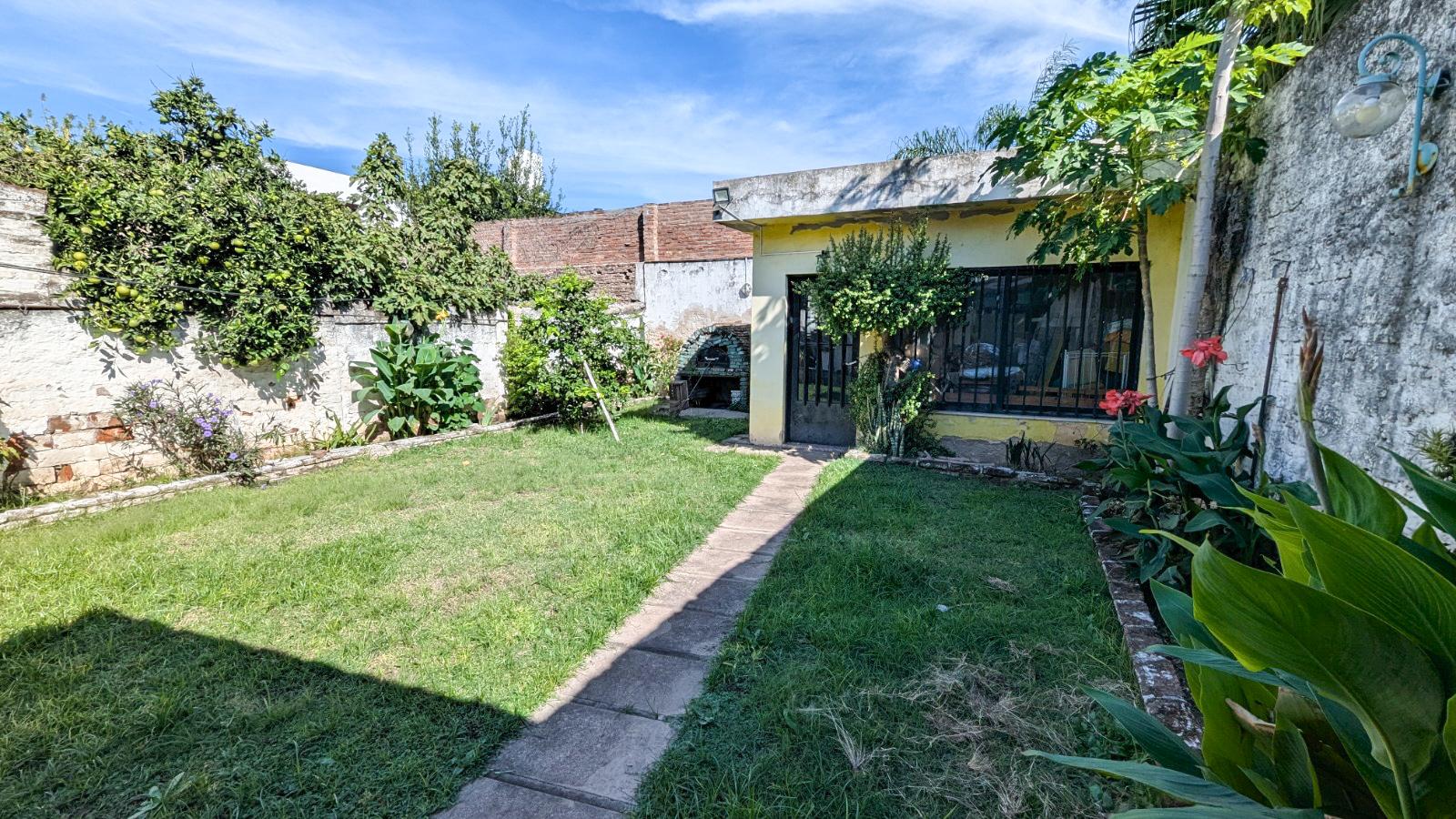 Casa en venta de 3 dormitorios con patio, parrilla y cochera - Rosario, Jorge Cura