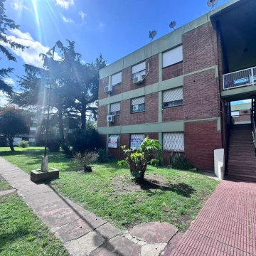 Venta Departamento de 4 Ambientes en Complejo, Lavadero y Patio