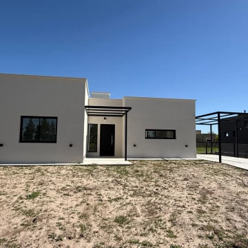 Venta casa en barrio Belleville, cuatro ambientes Canning