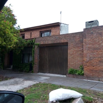 CASA EN VENTA 4 AMBIENTE EN LANUS CON PATIO - PERMUTA