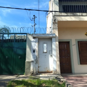 Casa interna única con gran patio y potencial en Barrio Sarmiento